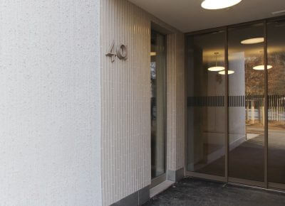 Hausnummer aus Keramik an der Hauswand montiert