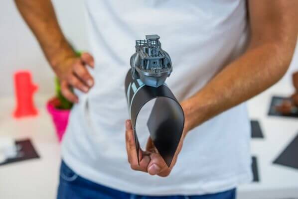 Mann verbiegt Magnetplatte Ziflex