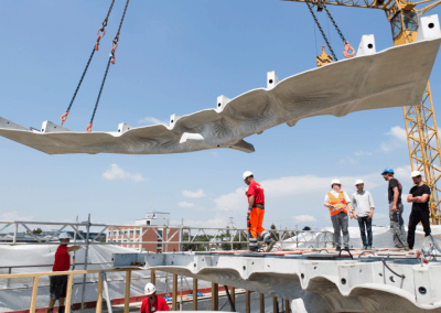 Betonelemente und Mitarbeiter am Bau