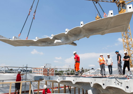 Betonelemente und Mitarbeiter am Bau