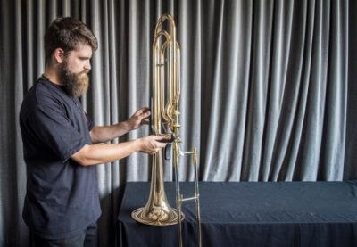 Bächi und ein Blasinstrument