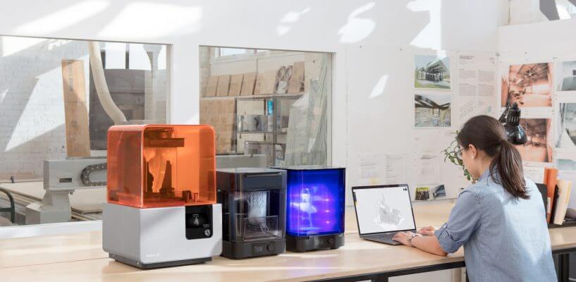 Frau sitzt vor Formlabs Geräten