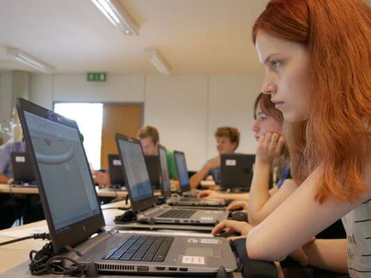 Schülerin vor dem Laptop