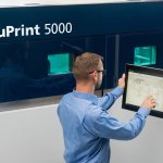 TruPrint5000 3D-Drucker und man am Arbeitspanel