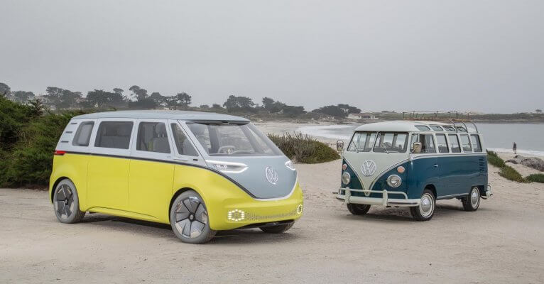 VW ID Buzz neben einem weiteren Bus