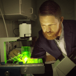 Robby Bowles vor dem 3D-Drucker