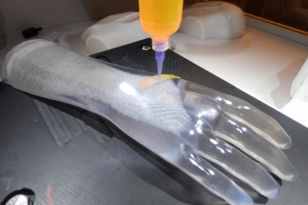 BioAssemblyBot druckt auf Arm