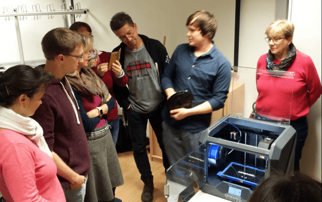 Schüler und Lehrer des FSG Weimar vor dem 3D-Drucker