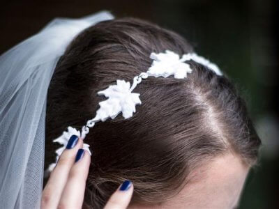 Braut mit 3D-gedrucktem Stirnband