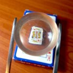 transparente Linse über Spielkarte