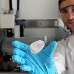 Forscher mit 3D-gedruckter Struktur (Ohr)