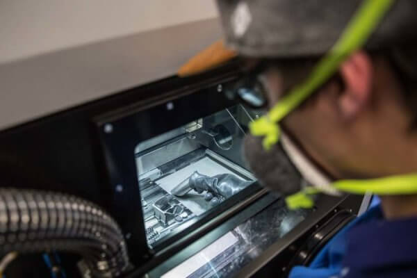 Fertigungskammer des 3D-Druckers bei Liebherr-Aerospace
