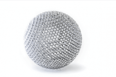 ein 3D-gedrucktes rundes Objekt aus Trabecular Titanium