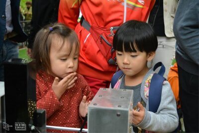 Kinder mit einem Lebensmitteldrucker