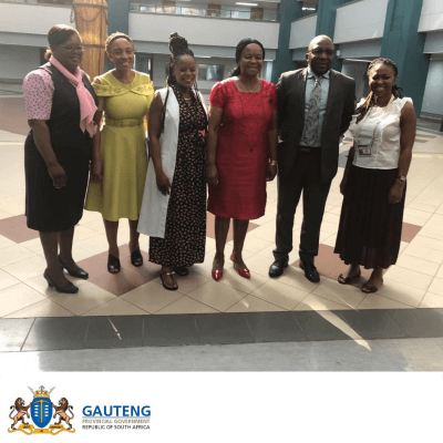 Ärzteteam und Gauteng Health MEC Dr. Gwen Ramokgopa
