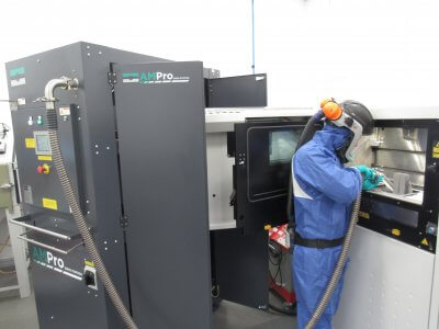 Mitarbeiter steht vor Russell AMPro Sieve Station™