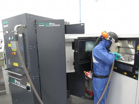 Mitarbeiter steht vor Russell AMPro Sieve Station™