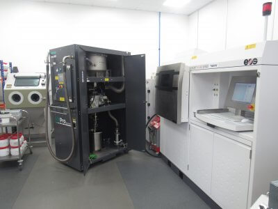 Die Russell AMPro Sieve Station™ in einem Raum stehend