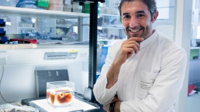 Ali Ertürk vor dem Organ