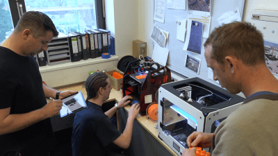 Mitarbeiter am 3D-Drucker
