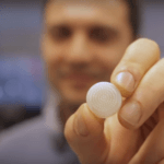 Forscher mit 3D-gedruckter Form