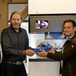 Bild der Übergabe des Modells an den PS. Speicher Einbeck