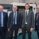 Stratasys und BAE Systems Mitarbeiter vor 3D-Drucker