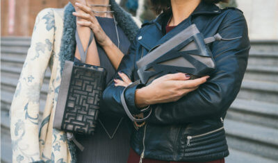 Zwei Frauen mit zwei Modellen