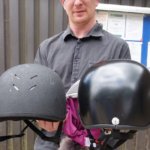 Reithelm und 3D-gedruckter Helm im Vergleich