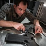 Mann arbeitet an Objekt