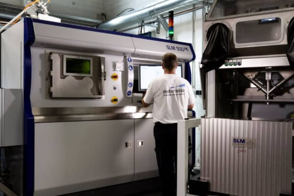 SLM 500 HL 3D-Drucker und Mitarbeiter