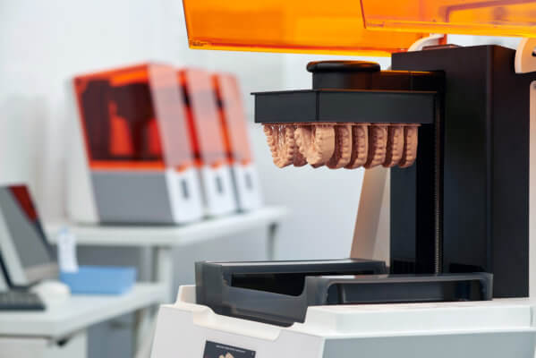 Formlabs 3B mit 3D-Druckobjekten