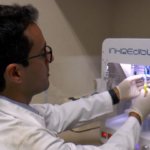 Forscher am Bioprinter