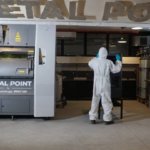 Metall-3D-Drucker und Mitarbeiter und Schriftzug Metal Point