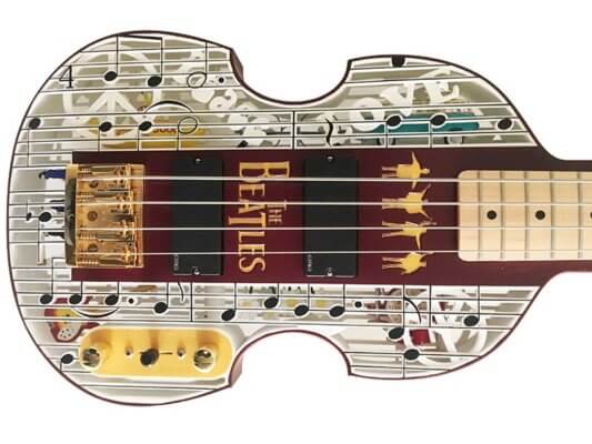 Beatlemania Bassgitarre liegend von vorne