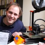 Mitarbeiter neben 3D-Drucker