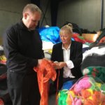 Hinge und Larsen vor Kunststoffabfällen