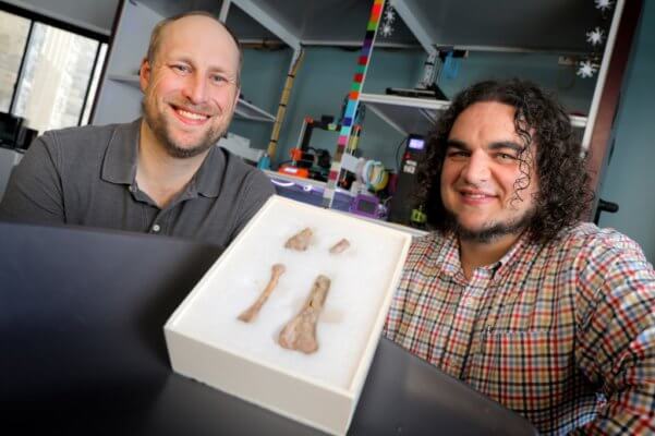 Nesbitt und Ofsa mit den Fossilien