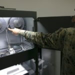 Metal X 3D-Drucker und Mann vom US-Militär