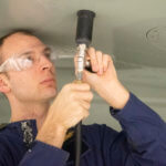 Mitarbeiter mit Tool