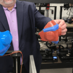 Mitarbeiter mit Masken in mehreren Farben