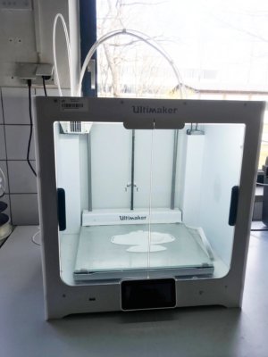 3D-Drucker von Ultimaker mit Maske darin