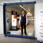 Mann bei der Factory in a Box