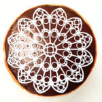 Kuchen mit 3D-gedrucktem Abbild der Notre-Dame-Rose