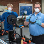 VW Mitarbeiter mit Schilden