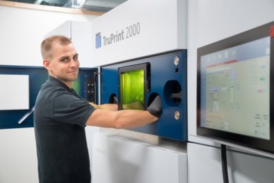 Mann an 3D-Drucker TruPrint 2000