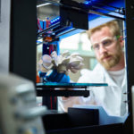 Mann bei 3D-Drucker