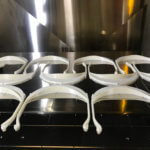 Mehrere Kunststoffrahmen für Gesichtsschutz-Visiere