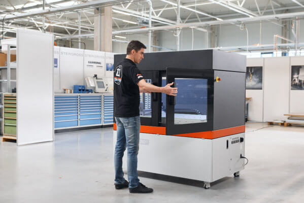 Mann vor BigRep 3D-Drucker