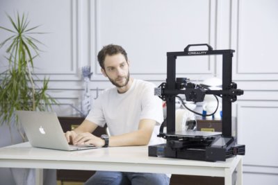Mann neben 3D-Drucker